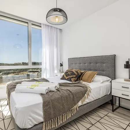 Vakantiehuis Vivi Homes - Lima Pool, Sunny Terrace & Estepona